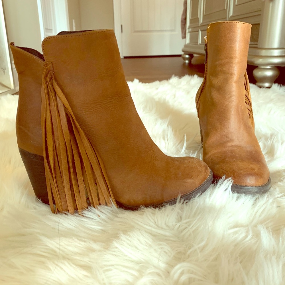 TAN STEVE MADDEN FRINGE BOOTIES💕